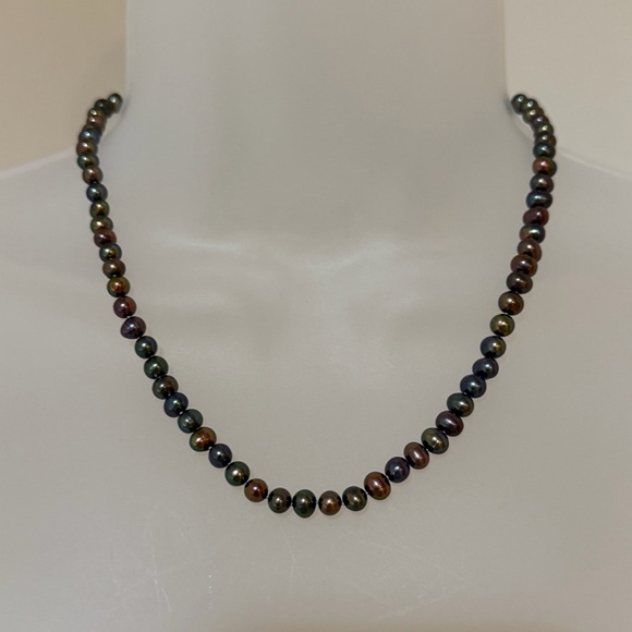 NWOT Gorgeous Multicolor Iridescent Pearl Bead Necklace - Picture 6 of 16
